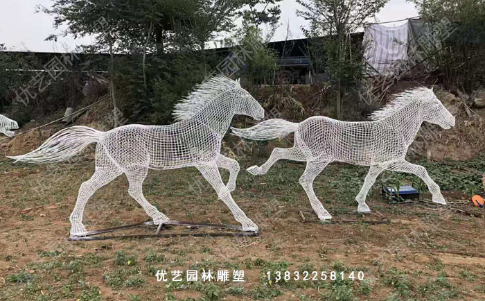 不锈钢镂空马雕塑
